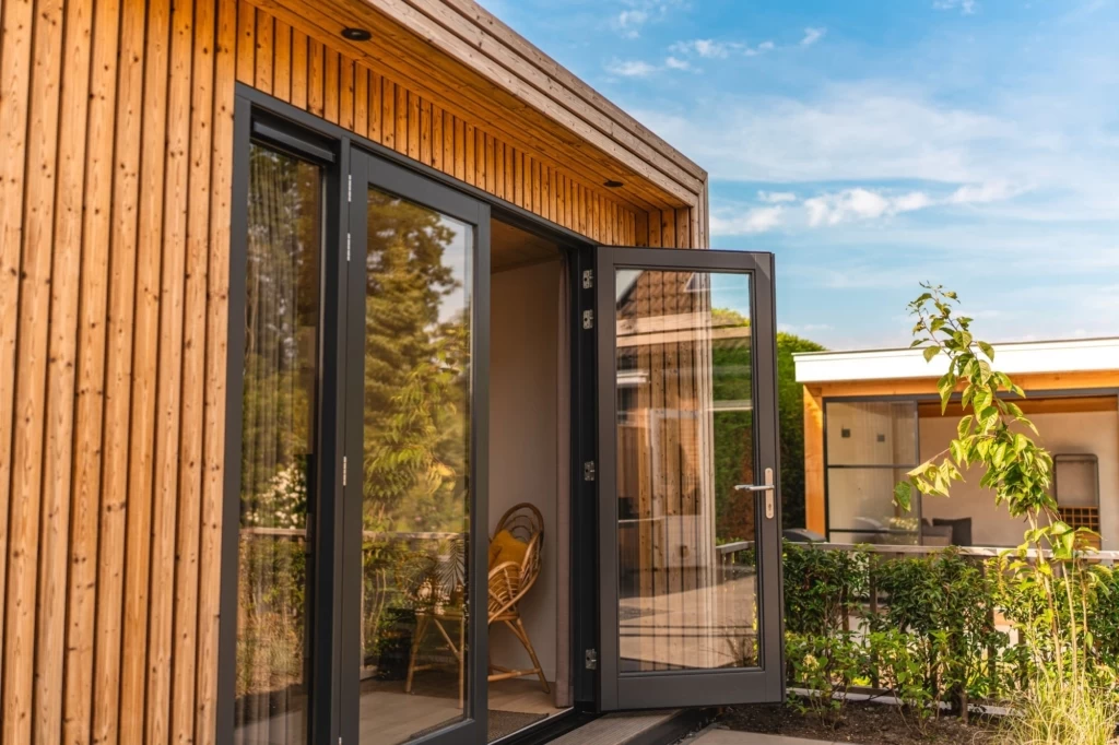 De voordelen van een tuinkantoor met gastenverblijf in je tuin